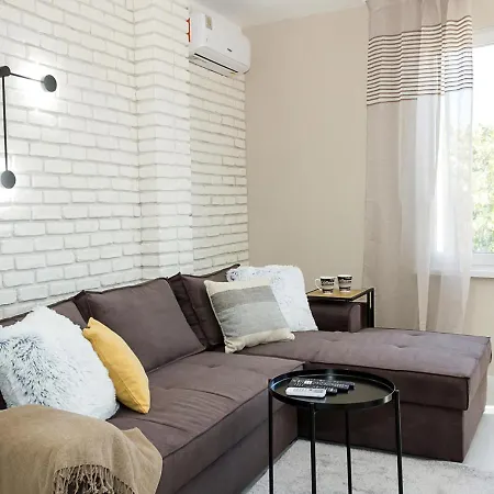2bd With Parking, Working Space And Pool דירה